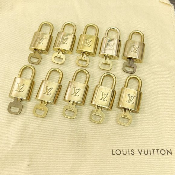 LOUIS VUITTON LV 10 SET PADLOCK KEY CHARM CADENA GOLD-PLATED FRANCE 36JF454 - Picture 1 of 4